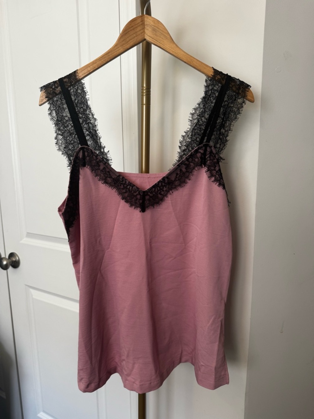 🎀 Dusty Rose Lace Trim Cami 🎀 - Picture 2 of 5